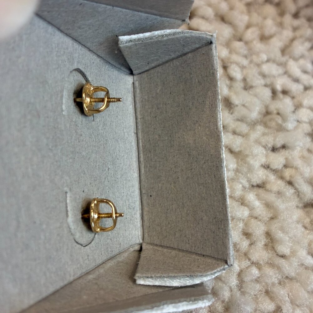 Ultra Freshwater Pearl with 14K Yellow Gold Locking Back 4mm in White Hard Box - Picture 9 of 13